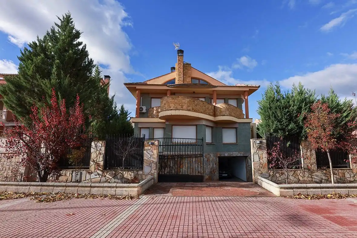 Vista exterior de Casa o xalet en venda en Calatayud amb Aire condicionat, Calefacció i Jardí privat