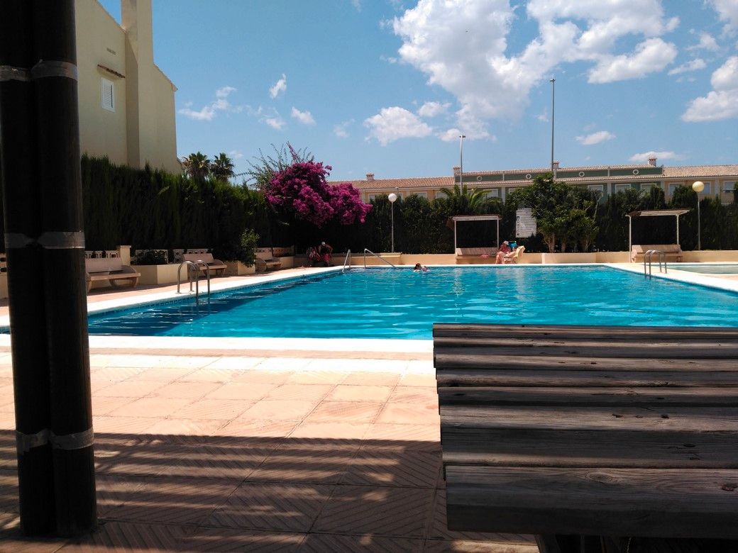 Piscina de Apartament de lloguer en Gandia amb Aire condicionat, Terrassa i Moblat