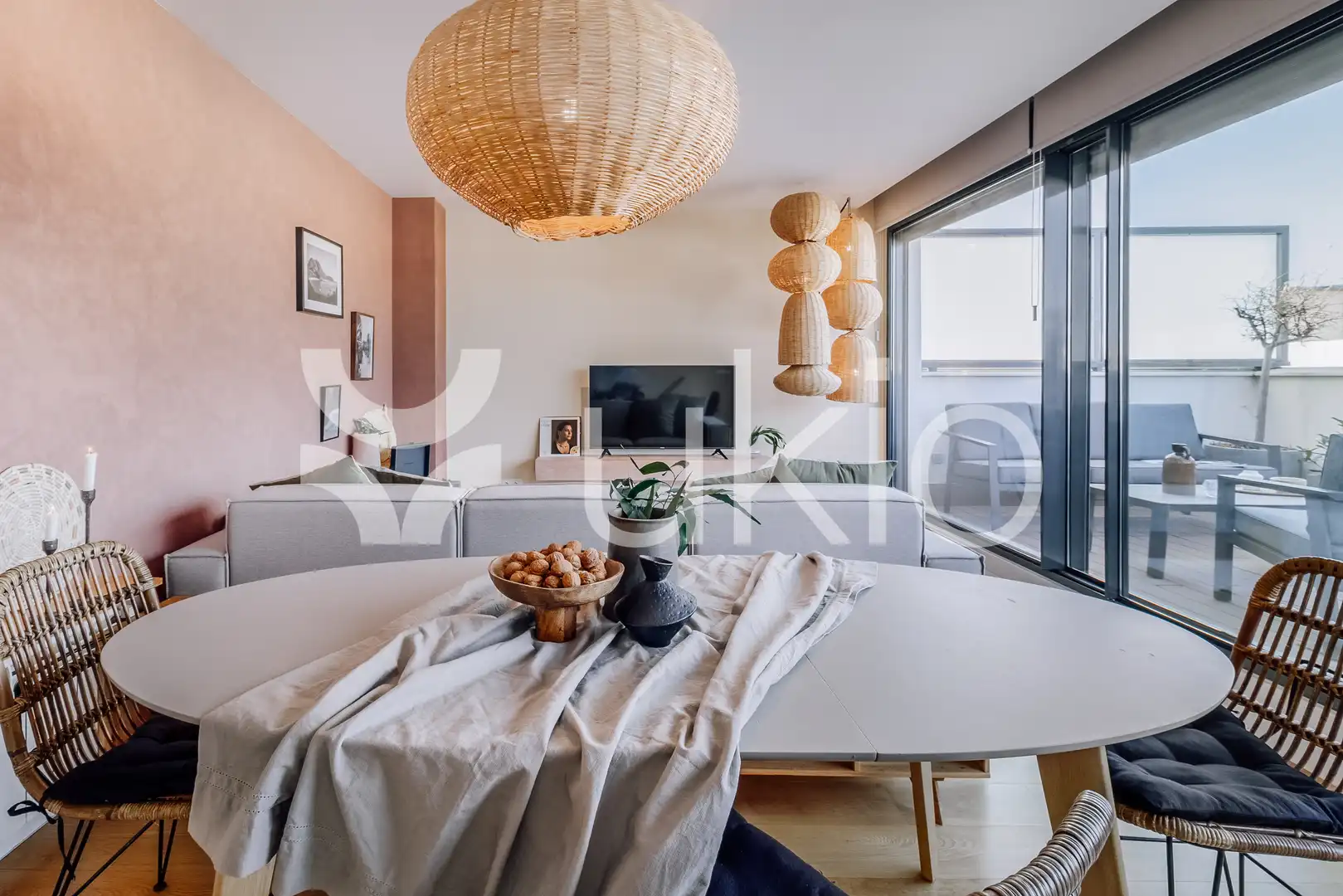 Living room of Flat for rent in Madrid  with Air Conditioner, Terrace and Furnished