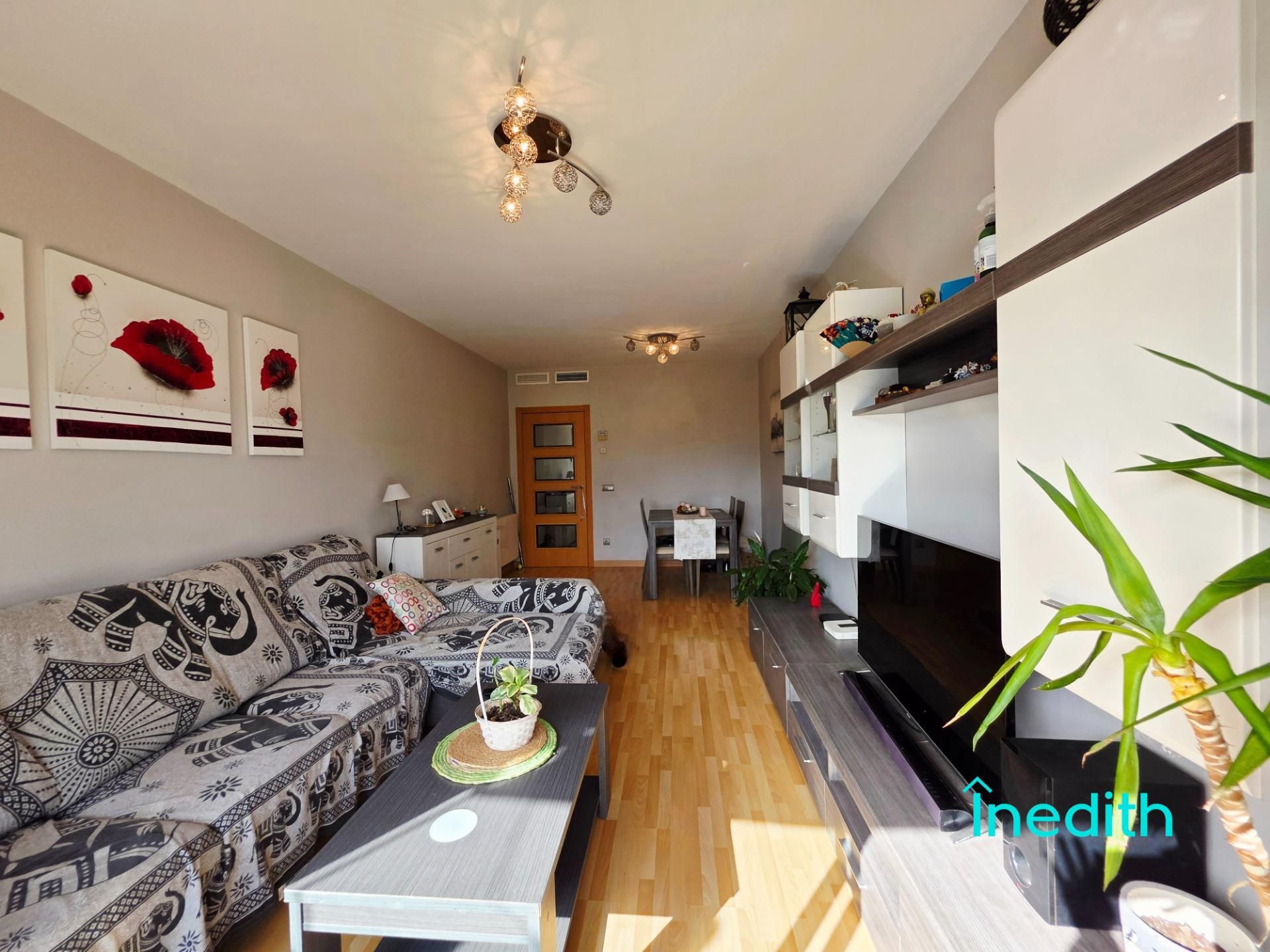 Living room of Flat for sale in Vilanova i la Geltrú  with Air Conditioner, Heating and Private garden