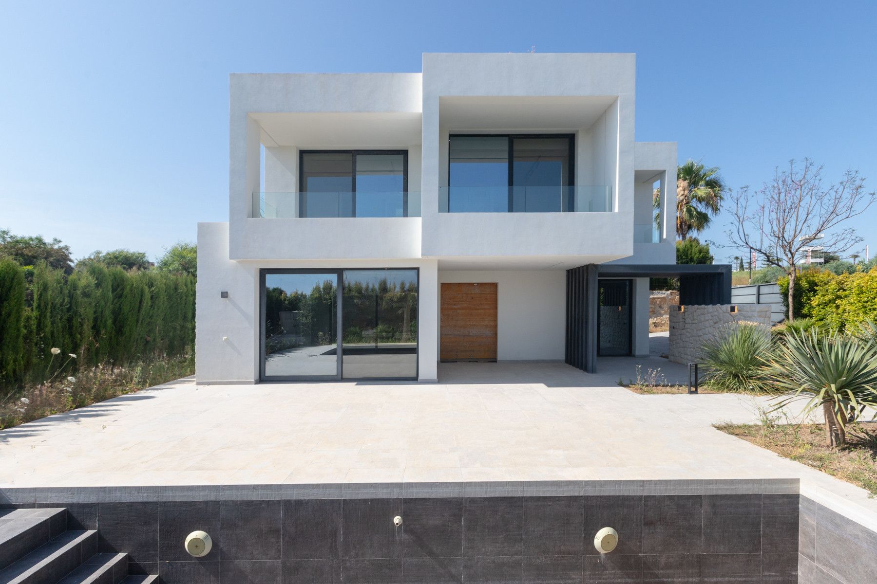 Vista exterior de Casa o xalet en venda en Estepona amb Jardí privat, Terrassa i Traster