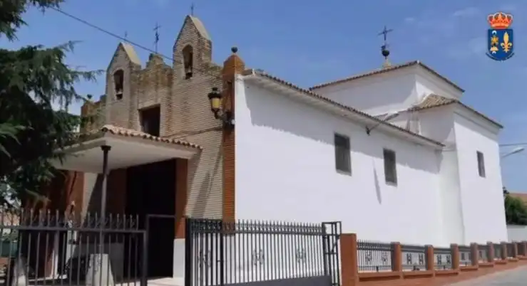 Außenansicht von Einfamilien-Reihenhaus zum Verkauf in Casarrubios del Monte mit Klimaanlage, Heizung und Privatgarten