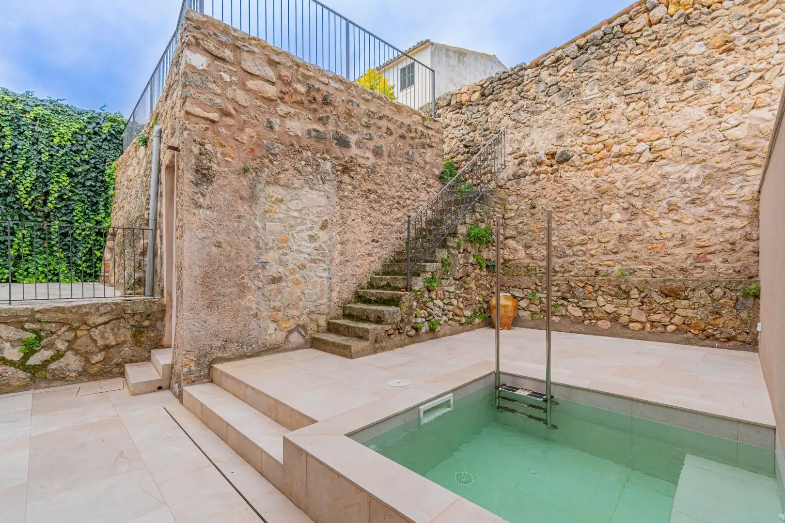 Schwimmbecken von Einfamilien-Reihenhaus zum Verkauf in Mancor de la Vall mit Klimaanlage, Heizung und Terrasse