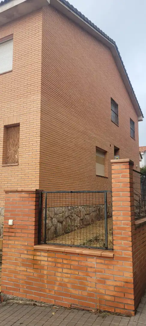 Vista exterior de Casa adosada en venta en Chapinería, Madrid