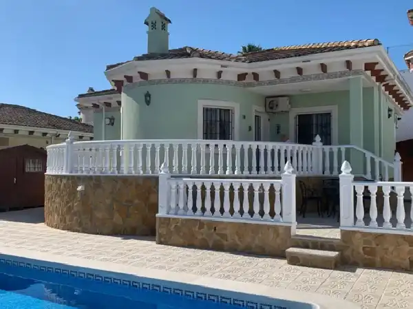 Chalet con piscina en venta en Bigastro