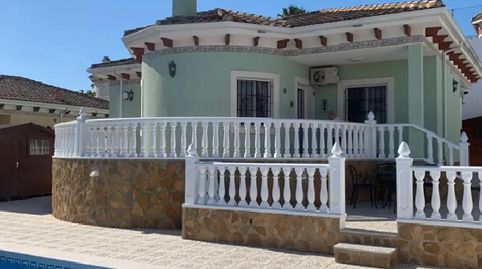 !CDATAChalet en Sola Planta con Piscina Privada  3 Hab, 2 Baños, Parcela de 436m, cercano al centro, Bigastro