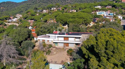 Villa con muchas posibilidades sobre una amplia parcela con vistas al mar en venta en Cabrils, imatge 2