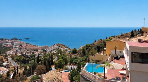 413  Espectacular villa con vistas panorámicas al mar y piscina desbordante en Rancho Río Verde, Almuñécar