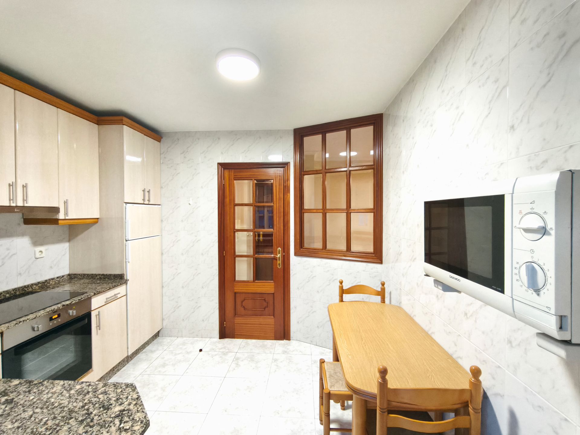 Cuina de Apartament en venda en Santiago de Compostela  amb Calefacció, Traster i Balcó