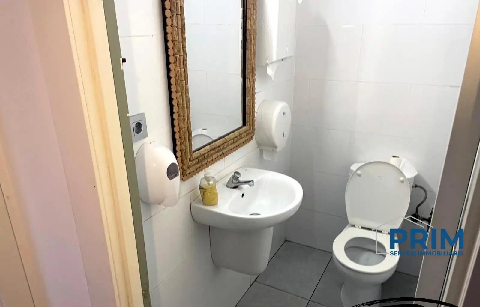 Badezimmer von Geschaftsraum zur Miete in Salou mit Klimaanlage, Terrasse und Möbliert