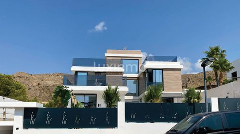 Amplio chalet de lujo con garaje y vistas al mar en Sierra Cortina en venta
