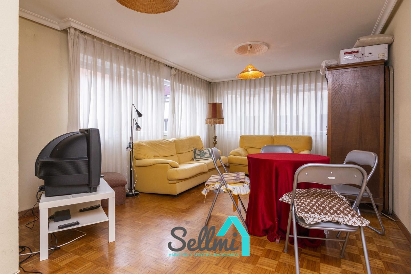 Sala de estar de Piso de alquiler en Oviedo  con Calefacción, Parquet y Amueblado