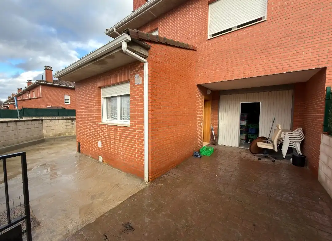 Vista exterior de Casa o xalet en venda en Ponferrada amb Calefacció, Jardí privat i Moblat