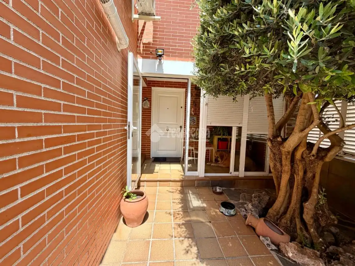 Vista exterior de Casa adosada en venda en Daganzo de Arriba amb Aire condicionat, Parquet i Piscina