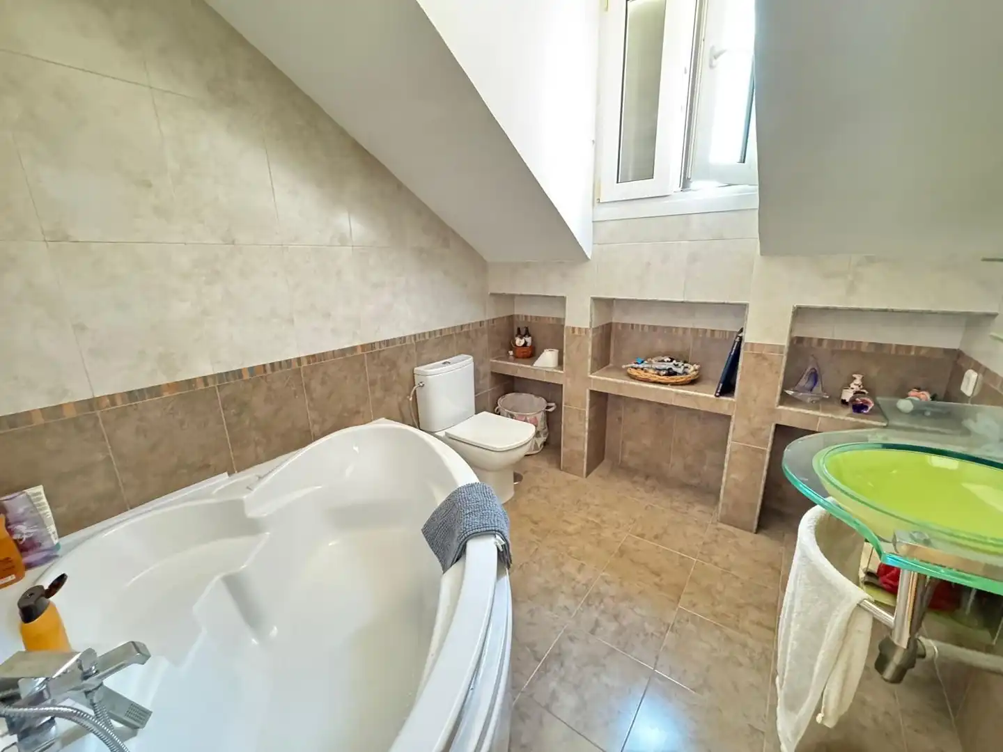 Badezimmer von Einfamilien-Reihenhaus zum Verkauf in Fuengirola mit Klimaanlage, Terrasse und Möbliert