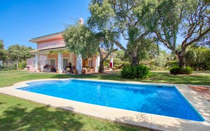 Jardí de Casa o xalet en venda en Sotogrande amb Aire condicionat, Terrassa i Piscina