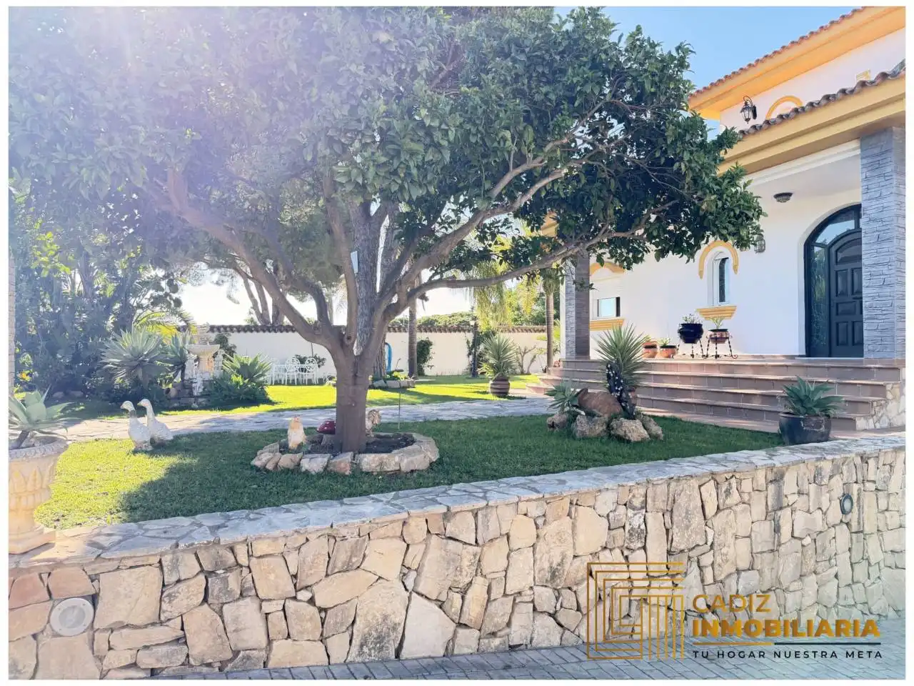 Vista exterior de Casa o xalet en venda en Chiclana de la Frontera amb Aire condicionat, Calefacció i Jardí privat