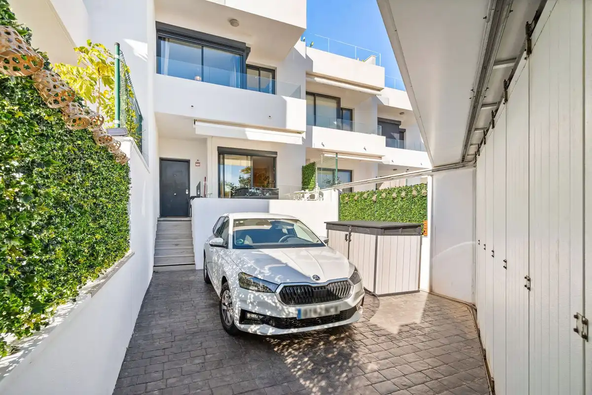 Außenansicht von Einfamilien-Reihenhaus zum Verkauf in Fuengirola mit Klimaanlage, Heizung und Terrasse