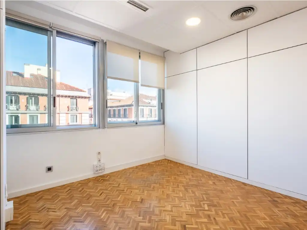 Schlafzimmer von Büro zur Miete in Madrid