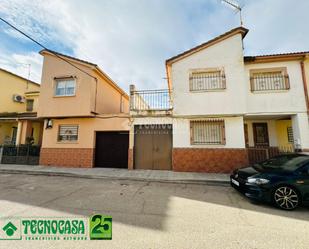 Vista exterior de Casa adosada en venda en Ajofrín amb Terrassa