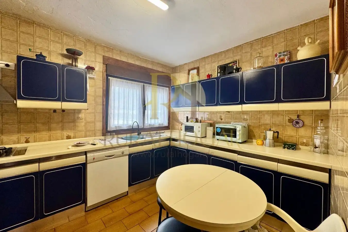 Kitchen of Commercial properties for sale in Villamanín  with Heating, Terrace and Furnished