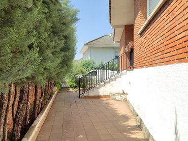 Villa avec jardin à vendre à Calle Álamo 3