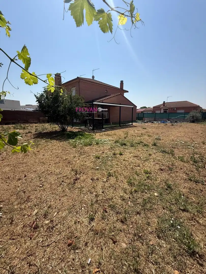 Casa adosada en venta en Galápagos con Calefacción y Jardín privado