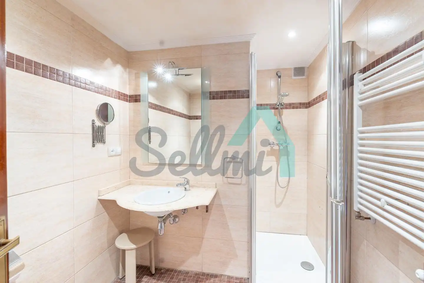 Baño de Piso de alquiler en Oviedo  con Calefacción, Parquet y Amueblado