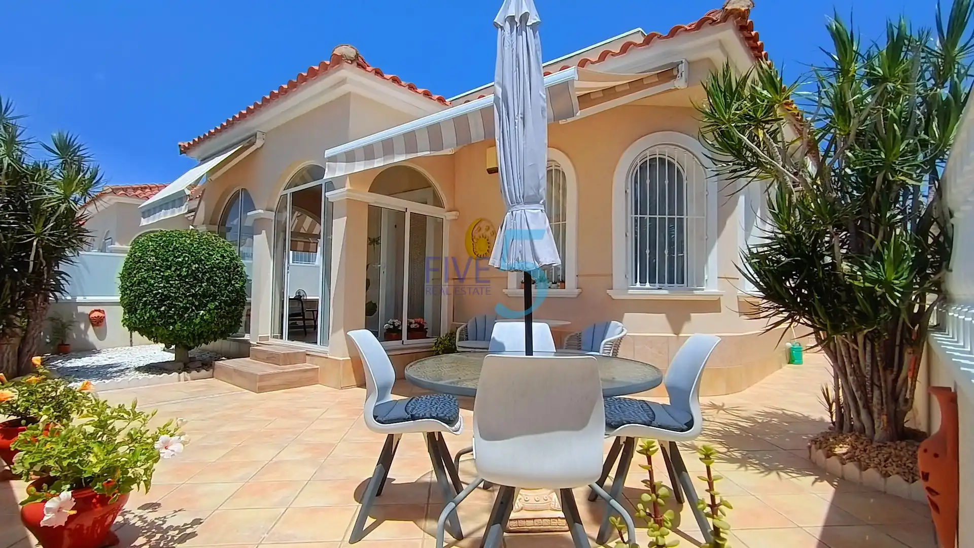 House with pool for sale in Algorfa