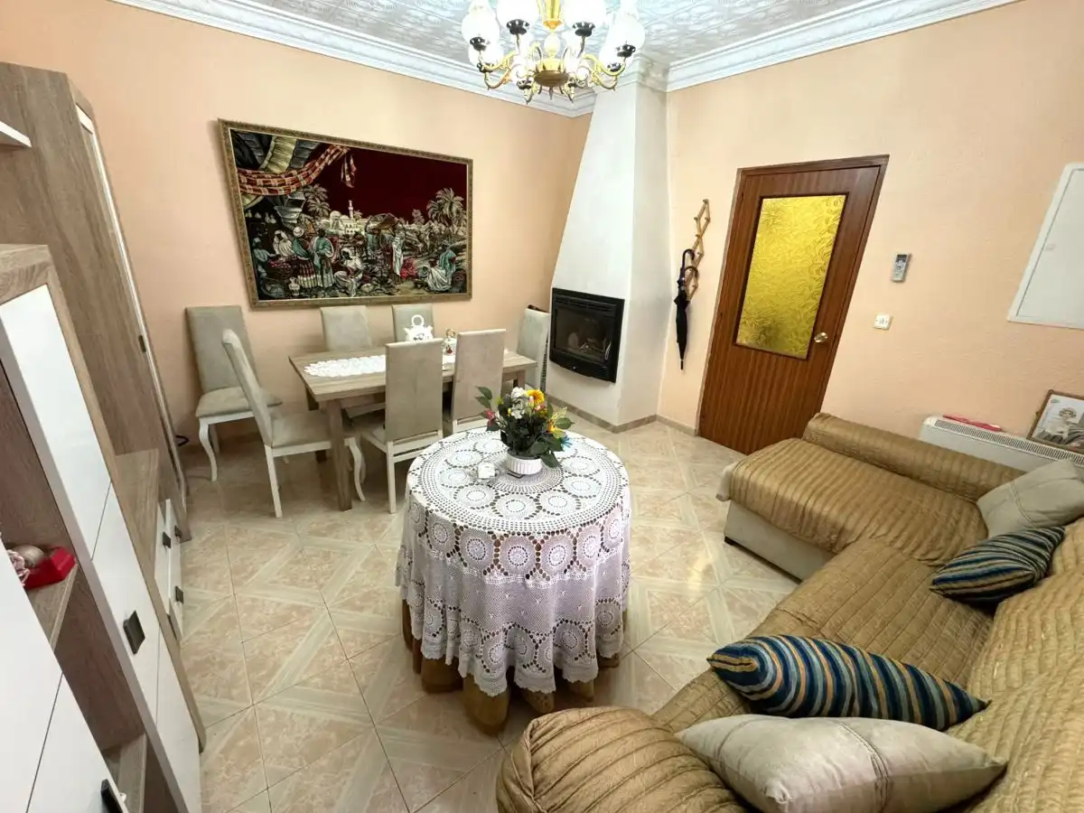 House with pool for sale in Valdepeñas