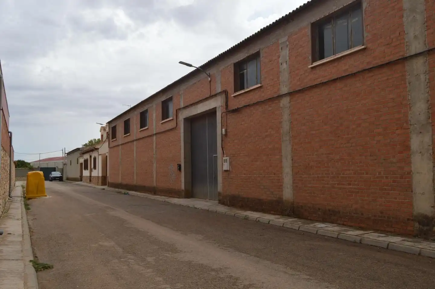 Außenansicht von Fabrikhallen zum Verkauf in Horcajo de Santiago