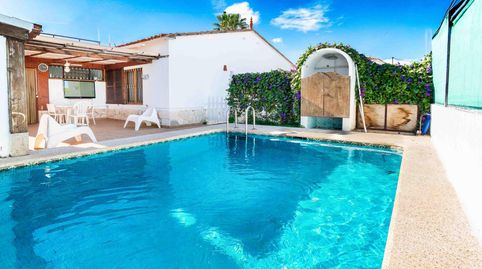 Chalet de 3 dormitorios con piscina y garaje, parcela de 450m2 en el centro del Albir