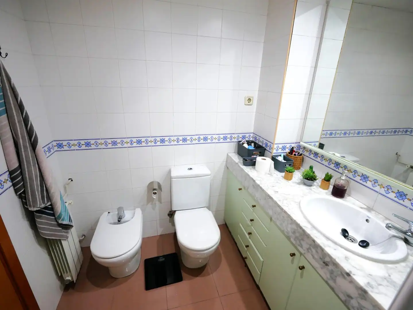 Badezimmer von Wohnung zum Verkauf in Barcelona mit Parkett