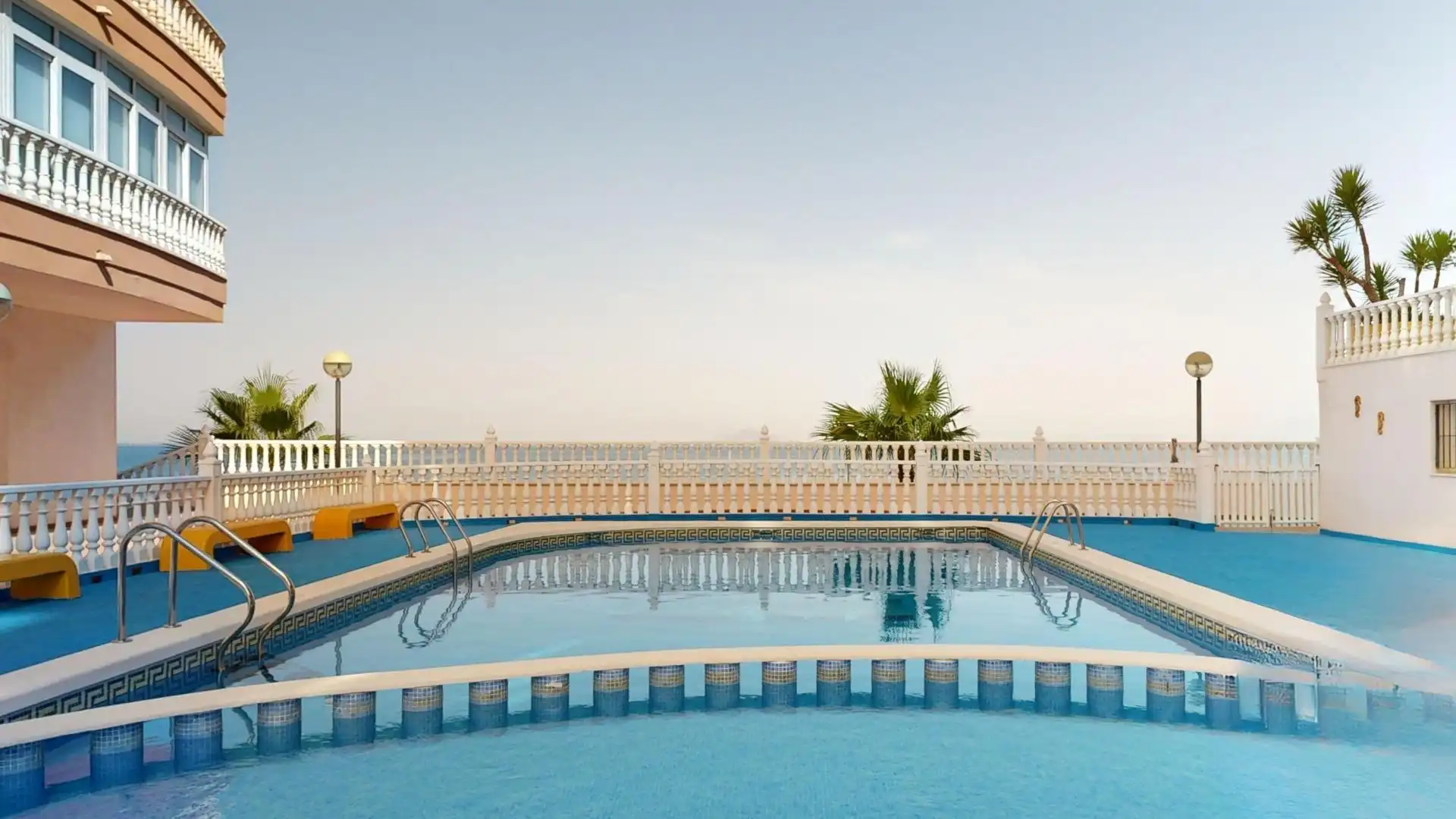 Piscina de Pis en venda en La Manga del Mar Menor amb Aire condicionat, Calefacció i Terrassa