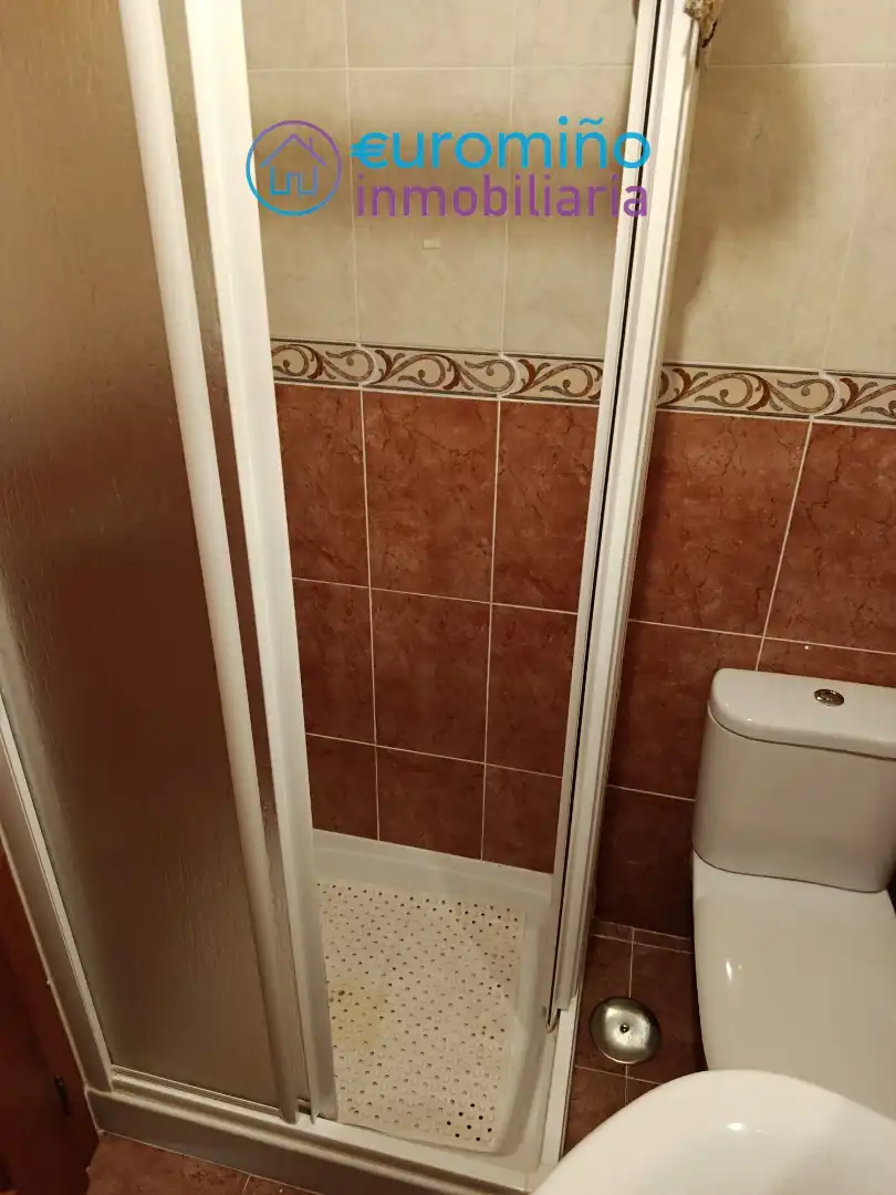 Baño de Piso en venta en As Neves   con Calefacción, Trastero y Amueblado