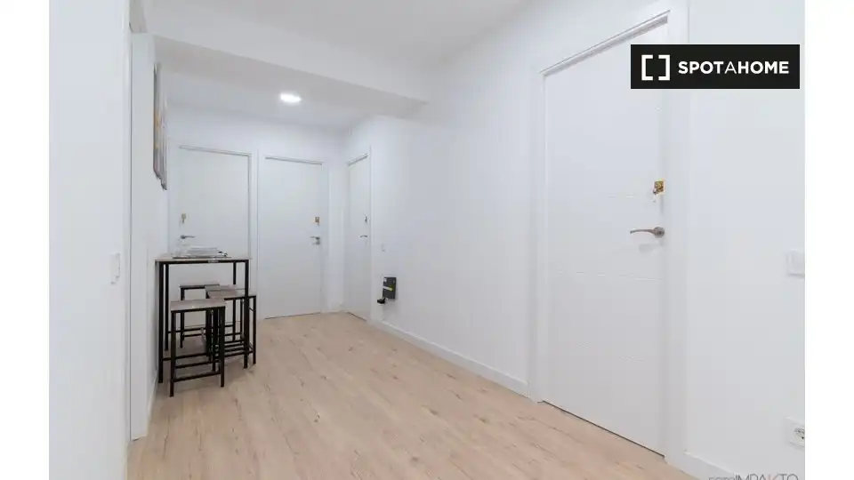 Flat for rent in Madrid  with Air Conditioner, Heating and Furnished