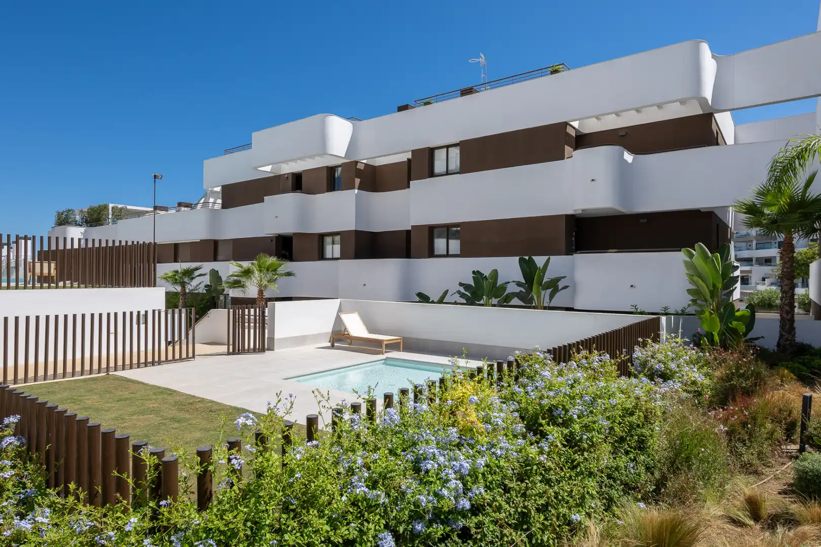 Vista exterior de Ático en venta en Estepona con Aire acondicionado, Terraza y Piscina