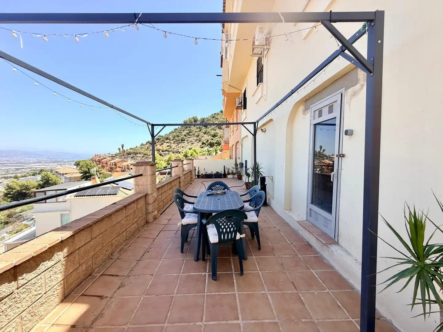 Casa aparellada amb jardí en venda a Calle QUITAPENAS, imagen 2