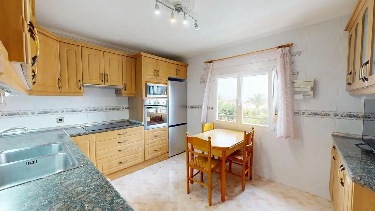 Cuina de Casa o xalet en venda en L'Alfàs del Pi amb Jardí privat, Terrassa i Traster