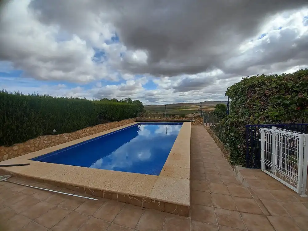Piscina de Casa o xalet en venda en Yecla
