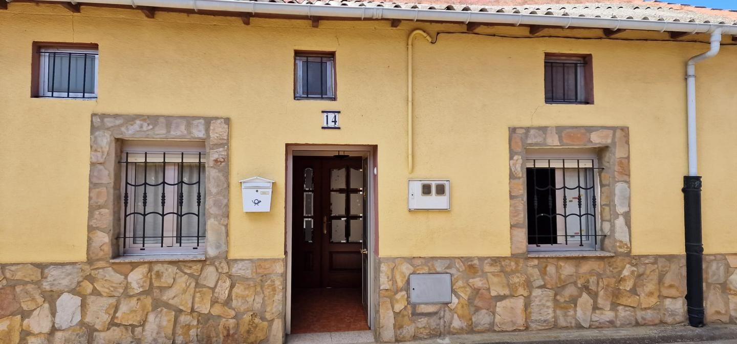 Casa o xalet en venda en Laguna de Negrillos amb Calefacció, Jardí privat i Moblat