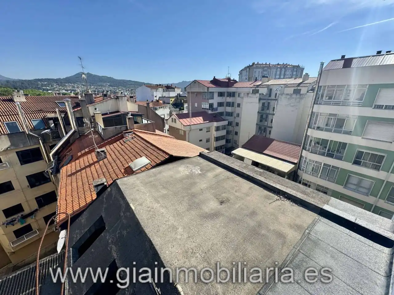 Vista exterior de Edifici en venda en Vigo 