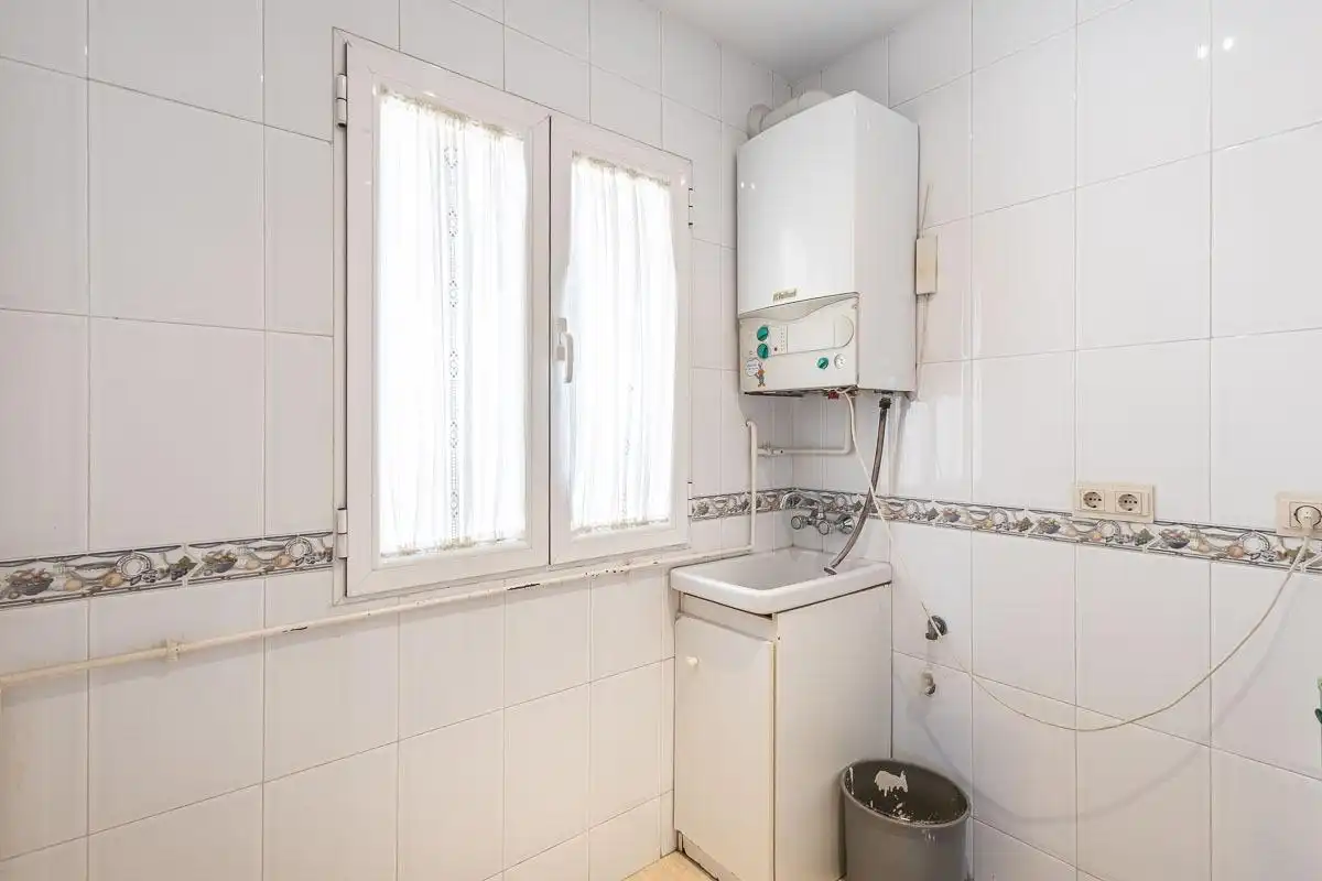 Bathroom of Flat for rent in Granada  with Air Conditioner and Heating