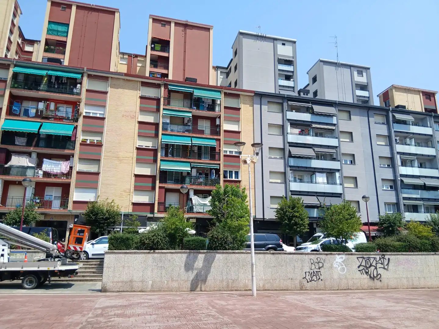 Vista exterior de Pis en venda en Ermua amb Calefacció, Parquet i Forn