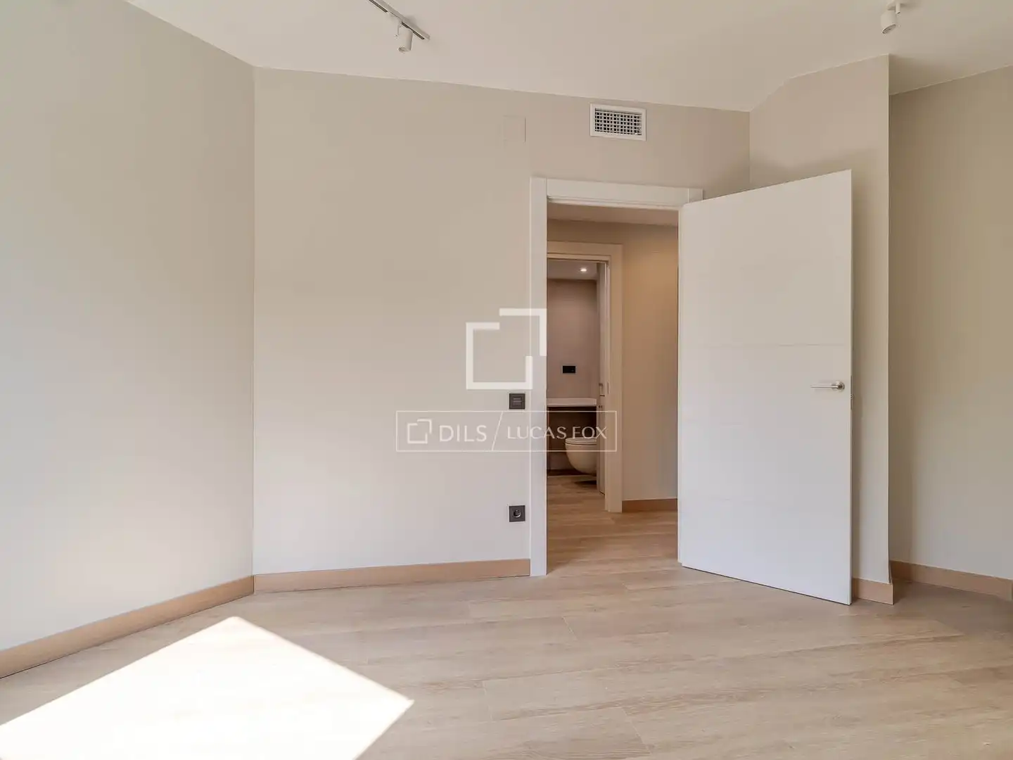 Bedroom of Flat for rent in Barcelona  with Air Conditioner and Parquet flooring