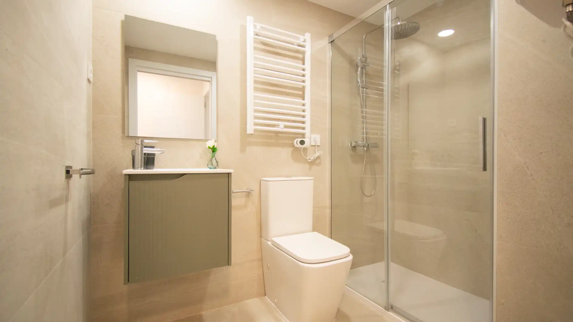 Badezimmer von Wohnung zur untervermieten in Madrid mit Klimaanlage, Heizung und Möbliert