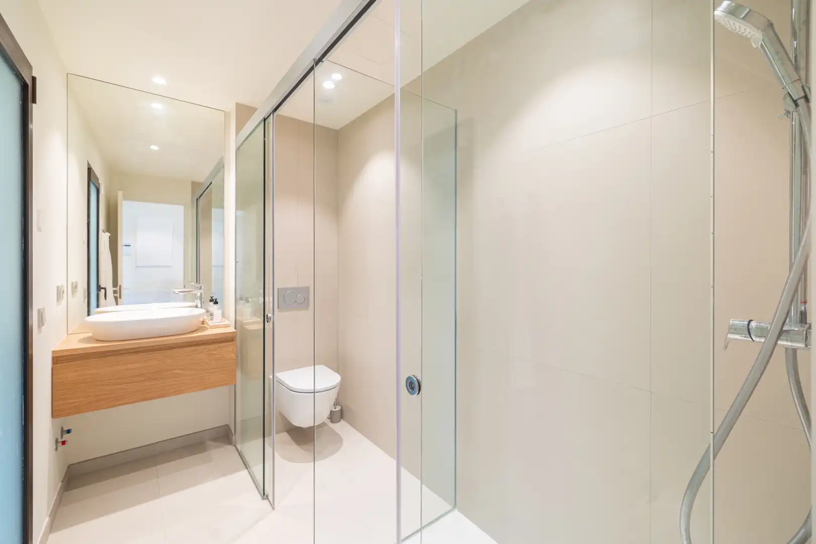 Badezimmer von Wohnungen zur Miete in Fuengirola mit Klimaanlage, Terrasse und Möbliert