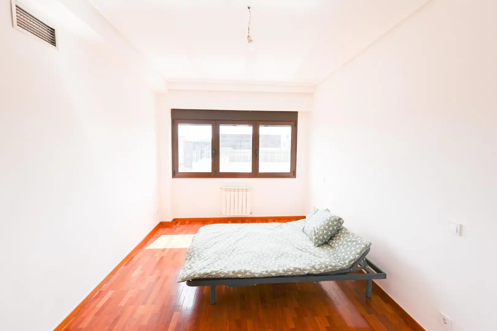 Dormitori de Apartament de lloguer en Madrid amb Aire condicionat, Calefacció i Parquet