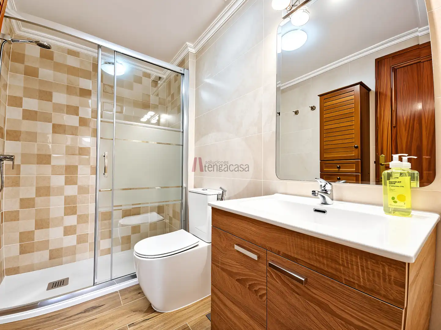 Badezimmer von Wohnungen zur Miete in Madrid mit Klimaanlage, Heizung und Parkett