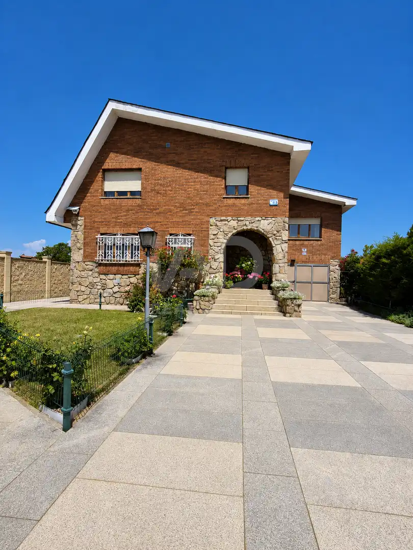 Exterior view of Houses for sale in Chozas de Abajo  with Heating and Swimming Pool